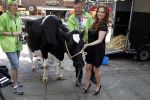 Amsterdam 23 mei 2012
Tatjana melkt een koe  tijdens een reclame stunt van campina.
Peter Smulders bv