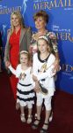Rotterdam, 16 Juni 2012
Premiere Musical Little Mermaid in het Nieuwe Luxor theater
Tine Boskamp met dochter en kleinkinderen
Foto Peter Smulders BV