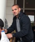 Amsterdam 4 juni 2012
Vertrek Nederlands elftal vanaf het Hilton hotel naar het EK in Oekraine en Polen. Wesley Sneijder met Nialaya armbanden
Peter Smulders bv