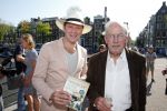 Amsterdam 7 juni 2013
Presentatie boek handboek voor vader van Beau v Erven Dorens. Hij springt samen met zijn zoons van de magere brug af in de amstel. Beau met vader en moeder
Peter Smulders bv