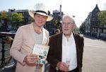 Amsterdam 7 juni 2013
Presentatie boek handboek voor vader van Beau v Erven Dorens. Hij springt samen met zijn zoons van de magere brug af in de amstel. Beau met vader en moeder
Peter Smulders bv