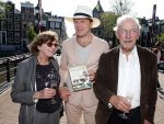 Amsterdam 7 juni 2013
Presentatie boek handboek voor vader van Beau v Erven Dorens. Hij springt samen met zijn zoons van de magere brug af in de amstel. Beau met vader en moeder
Peter Smulders bv