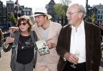 Amsterdam 7 juni 2013
Presentatie boek handboek voor vader van Beau v Erven Dorens. Hij springt samen met zijn zoons van de magere brug af in de amstel. Beau met vader en moeder
Peter Smulders bv