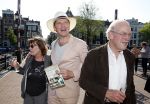Amsterdam 7 juni 2013
Presentatie boek handboek voor vader van Beau v Erven Dorens. Hij springt samen met zijn zoons van de magere brug af in de amstel. Beau met vader en moeder
Peter Smulders bv