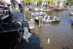 Amsterdam 7 juni 2013
Presentatie boek handboek voor vader van Beau v Erven Dorens. Hij springt samen met zijn zoons van de magere brug af in de amstel.
Peter Smulders bv
