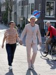 Amsterdam 7 juni 2013
Presentatie boek handboek voor vader van Beau v Erven Dorens. Hij springt samen met zijn zoons van de magere brug af in de amstel. Beau met zijn vrouw Selly
Peter Smulders bv