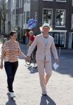 Amsterdam 7 juni 2013
Presentatie boek handboek voor vader van Beau v Erven Dorens. Hij springt samen met zijn zoons van de magere brug af in de amstel. Beau met zijn vrouw Selly
Peter Smulders bv