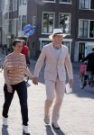 Amsterdam 7 juni 2013
Presentatie boek handboek voor vader van Beau v Erven Dorens. Hij springt samen met zijn zoons van de magere brug af in de amstel. Beau met zijn vrouw Selly
Peter Smulders bv