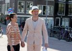 Amsterdam 7 juni 2013
Presentatie boek handboek voor vader van Beau v Erven Dorens. Hij springt samen met zijn zoons van de magere brug af in de amstel. Beau met zijn vrouw Selly
Peter Smulders bv