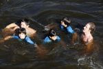 Amsterdam 7 juni 2013
Presentatie boek handboek voor vader van Beau v Erven Dorens. Hij springt samen met zijn zoons van de magere brug af in de amstel.
Peter Smulders bv