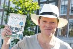 Amsterdam 7 juni 2013
Presentatie boek handboek voor vader van Beau v Erven Dorens. Hij springt samen met zijn zoons van de magere brug af in de amstel.
Peter Smulders bv
