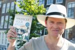 Amsterdam 7 juni 2013
Presentatie boek handboek voor vader van Beau v Erven Dorens. Hij springt samen met zijn zoons van de magere brug af in de amstel.
Peter Smulders bv