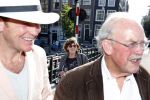Amsterdam 7 juni 2013
Presentatie boek handboek voor vader van Beau v Erven Dorens. Hij springt samen met zijn zoons van de magere brug af in de amstel. Beau met vader en moeder
Peter Smulders bv