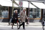 Amsterdam 13 april 2013
Boudewijn Poelmann met zijn vrouw op straat.
Peter Smulders bv