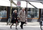 Amsterdam 13 april 2013
Boudewijn Poelmann met zijn vrouw op straat.
Peter Smulders bv
