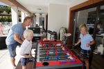 Istanbul 20 mei 2013
Op bezoek thuis bij Dirk Kuyt en zijn vrouw Gertrude en hun kinderen.
Dirk speelt bij Fenerbache en woont in een prachtig huis op een bewaakt compound.
Peter Smulders bv