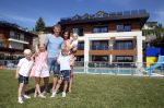 Istanbul 20 mei 2013
Op bezoek thuis bij Dirk Kuyt en zijn vrouw Gertrude en hun kinderen.
Dirk speelt bij Fenerbache en woont in een prachtig huis op een bewaakt compound.
Peter Smulders bv