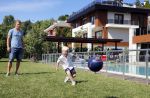 Istanbul 20 mei 2013
Op bezoek thuis bij Dirk Kuyt en zijn vrouw Gertrude en hun kinderen.
Dirk speelt bij Fenerbache en woont in een prachtig huis op een bewaakt compound.
Peter Smulders bv