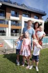 Istanbul 20 mei 2013
Op bezoek thuis bij Dirk Kuyt en zijn vrouw Gertrude en hun kinderen.
Dirk speelt bij Fenerbache en woont in een prachtig huis op een bewaakt compound.
Peter Smulders bv