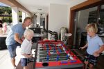 Istanbul 20 mei 2013
Op bezoek thuis bij Dirk Kuyt en zijn vrouw Gertrude en hun kinderen.
Dirk speelt bij Fenerbache en woont in een prachtig huis op een bewaakt compound.
Peter Smulders bv