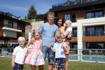 Istanbul 20 mei 2013
Op bezoek thuis bij Dirk Kuyt en zijn vrouw Gertrude en hun kinderen.
Dirk speelt bij Fenerbache en woont in een prachtig huis op een bewaakt compound.
Peter Smulders bv