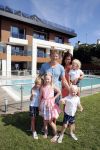 Istanbul 20 mei 2013
Op bezoek thuis bij Dirk Kuyt en zijn vrouw Gertrude en hun kinderen.
Dirk speelt bij Fenerbache en woont in een prachtig huis op een bewaakt compound.
Peter Smulders bv