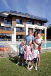Istanbul 20 mei 2013
Op bezoek thuis bij Dirk Kuyt en zijn vrouw Gertrude en hun kinderen.
Dirk speelt bij Fenerbache en woont in een prachtig huis op een bewaakt compound.
Peter Smulders bv