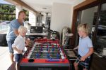 Istanbul 20 mei 2013
Op bezoek thuis bij Dirk Kuyt en zijn vrouw Gertrude en hun kinderen.
Dirk speelt bij Fenerbache en woont in een prachtig huis op een bewaakt compound.
Peter Smulders bv