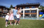 Istanbul 20 mei 2013
Op bezoek thuis bij Dirk Kuyt en zijn vrouw Gertrude Kuyt en hun kinderen.
Dirk speelt bij Fenerbache en woont in een prachtig huis op een bewaakt compound.
Peter Smulders bv