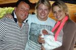 Losser 12 juni 2013
Thomas Berge en Myrthe Mylius met hun pas geboren zoontje Jack. Edwin Bredius
Peter Smulders bv