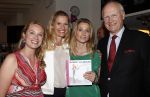 Amsterdam 20 juni 2013
Boek presentatie Nina Veeneman Diets Noor Schutte Kerckhoff en Marieke Wigmans Bremers in het melkhuis in het vondelpark. marieke Sophie Emily en hun vader Louis Bremers
Peter Smulders bv