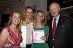 Amsterdam 20 juni 2013
Boek presentatie Nina Veeneman Diets Noor Schutte Kerckhoff en Marieke Wigmans Bremers in het melkhuis in het vondelpark. marieke Sophie Emily en hun vader Louis Bremers
Peter Smulders bv