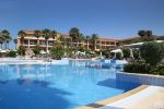 Sevilla, 19 en 20 Juni 2013
Rafel v d Vaart met zijn vriendin Sabia Boulahrouz en hun drie kinderen
Damian v d Vaart, Amaya Boulahrouz en Daamin Boulahrouz op het strand en bij hun hotel voor hun gezamelijk eerste vakantie samen.
Foto Peter Smulders BV