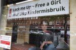 Amsterdam 29 mei 2013
Vivian Reys en Marvy Rieder laten zich opsluiten (lock me up) voor de stichting stop kindermisbruik in Red Sun.
Peter Smulders bv