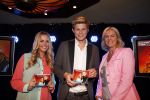 Volendam 23 mei 2013
Presentatie cd Tim Douwsma en Monique Smit in Old Dutch. Irene Moors reikt hem uit.
Peter Smulders bv