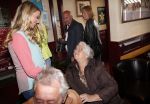 Volendam 23 mei 2013
Presentatie cd Tim Douwsma en Monique Smit in Old Dutch. Irene Moors reikt hem uit. Met moeder Gerda Smit
Peter Smulders bv