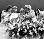 Gemeentehuis Eindhoven 26 mei 1988
Huldiging PSV voor het europees Kampioenschap voor kampioenen Erik Gerets, wim Kieft, Willeke alberti en Soren Lerby ( dronken )


PETER SMULDERS BV