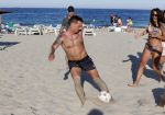 ibiza 14 juni 2013
Wesley en Rodney Sneijder aan het voetballen met Xelly en Rebecca Cabu v Kasbergen Gokhan Saki Reduan Diba en andere vrienden op het strand van Coco Beach.
Peter Smulders bv