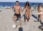 ibiza 14 juni 2013
Wesley en Rodney Sneijder aan het voetballen met Xelly en Rebecca Cabu v Kasbergen Gokhan Saki Reduan Diba en andere vrienden op het strand van Coco Beach.
Peter Smulders bv