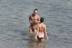 ibiza 15 juni 2013
Rodney Sneijder met Maybritt Slof in zee.
Peter Smulders bv