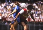 Rotterdam, 14 Mei 1986
Feyenoord-PSV, eindstand 2-3
Stanley Brard in een kopduel met Hallvar Thoresen
Foto Peter Smulders BV