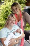 Losser 12 juni 2013
Thomas Berge en Myrthe Mylius met hun pas geboren zoontje Jack.
Peter Smulders bv