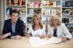 Amsterdam 28 mei 2013
Xenia Kasper tekent kontrakt bij uitgeverij Luitingh-Sijthoff. Tom harmsen en Genevieve Waldmann zijn erbij aanwezig namens de uitgeverij.
Peter Smulders bv
