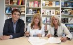 Amsterdam 28 mei 2013
Xenia Kasper tekent kontrakt bij uitgeverij Luitingh-Sijthoff. Tom harmsen en Genevieve Waldmann zijn erbij aanwezig namens de uitgeverij.
Peter Smulders bv