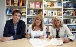 Amsterdam 28 mei 2013
Xenia Kasper tekent kontrakt bij uitgeverij Luitingh-Sijthoff. Tom harmsen en Genevieve Waldmann zijn erbij aanwezig namens de uitgeverij.
Peter Smulders bv