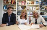 Amsterdam 28 mei 2013
Xenia Kasper tekent kontrakt bij uitgeverij Luitingh-Sijthoff. Tom harmsen en Genevieve Waldmann zijn erbij aanwezig namens de uitgeverij.
Peter Smulders bv