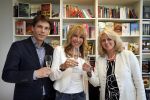 Amsterdam 28 mei 2013
Xenia Kasper tekent kontrakt bij uitgeverij Luitingh-Sijthoff. Tom harmsen en Genevieve Waldmann zijn erbij aanwezig namens de uitgeverij.
Peter Smulders bv