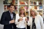 Amsterdam 28 mei 2013
Xenia Kasper tekent kontrakt bij uitgeverij Luitingh-Sijthoff. Tom harmsen en Genevieve Waldmann zijn erbij aanwezig namens de uitgeverij.
Peter Smulders bv