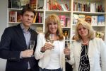 Amsterdam 28 mei 2013
Xenia Kasper tekent kontrakt bij uitgeverij Luitingh-Sijthoff. Tom harmsen en Genevieve Waldmann zijn erbij aanwezig namens de uitgeverij.
Peter Smulders bv