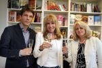 Amsterdam 28 mei 2013
Xenia Kasper tekent kontrakt bij uitgeverij Luitingh-Sijthoff. Tom harmsen en Genevieve Waldmann zijn erbij aanwezig namens de uitgeverij.
Peter Smulders bv